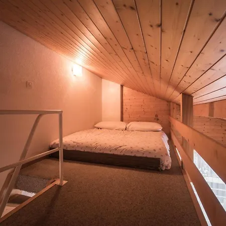 Wonderland: Mezzanine For 4 *